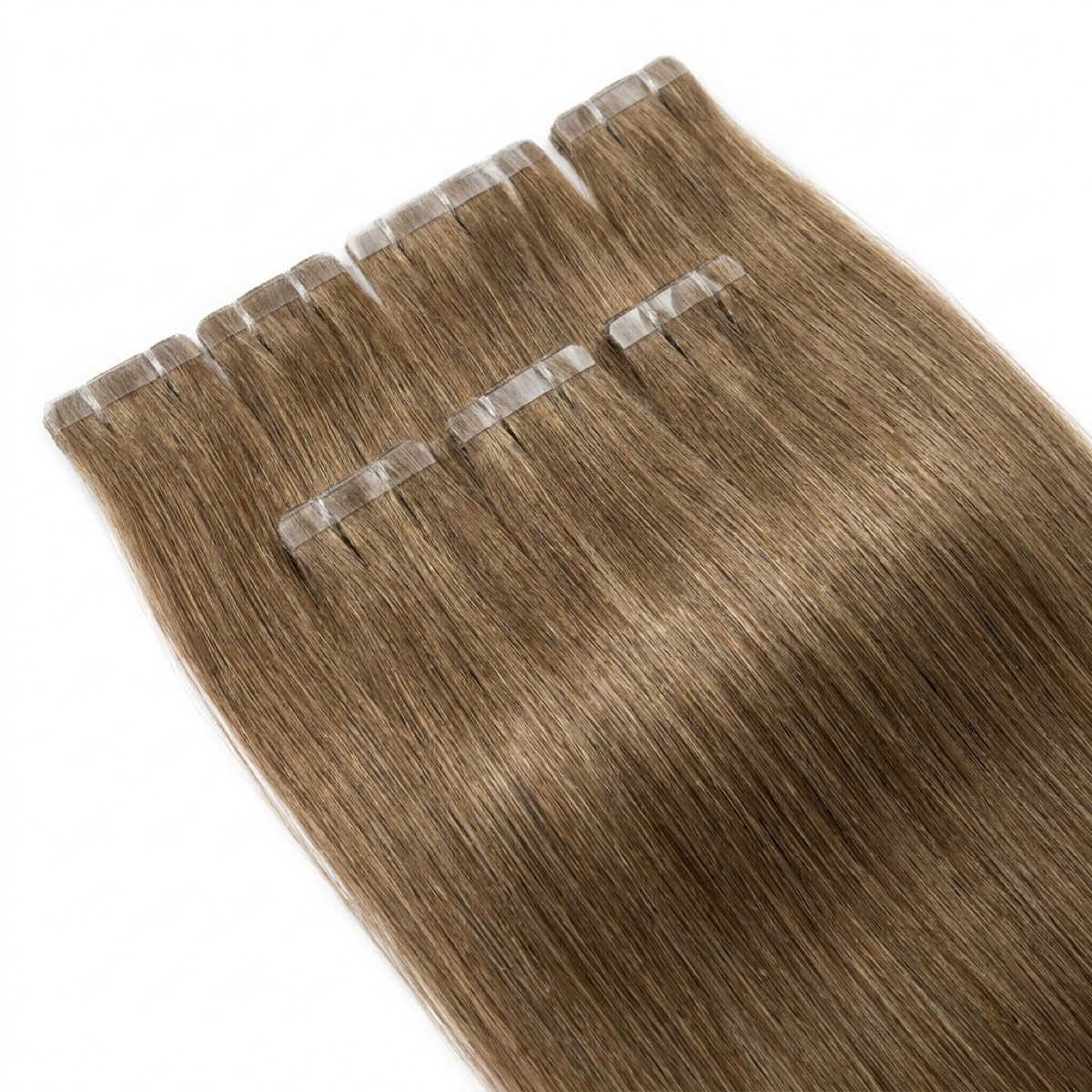 Extensiones adhesivas tape-in de cabello rubio oscuro sobre fondo blanco
