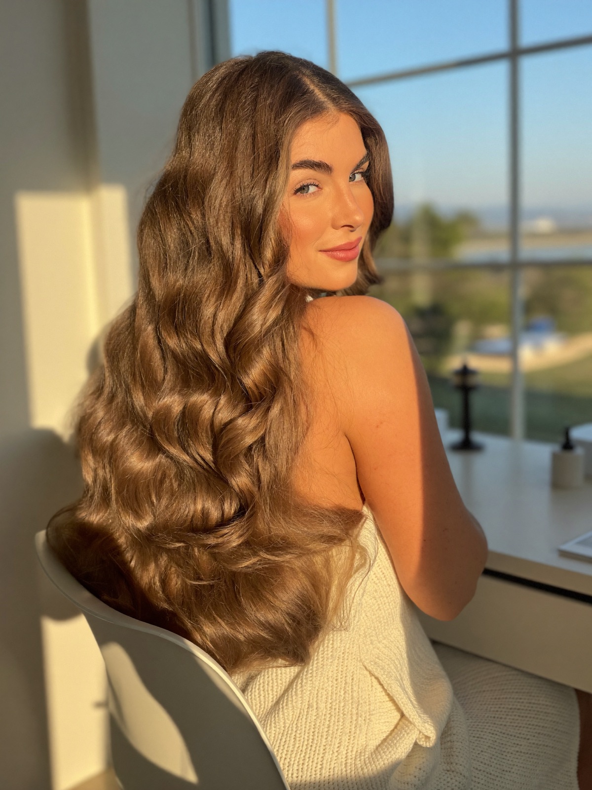 Clienta con extensiones de pelo natural en su tocador