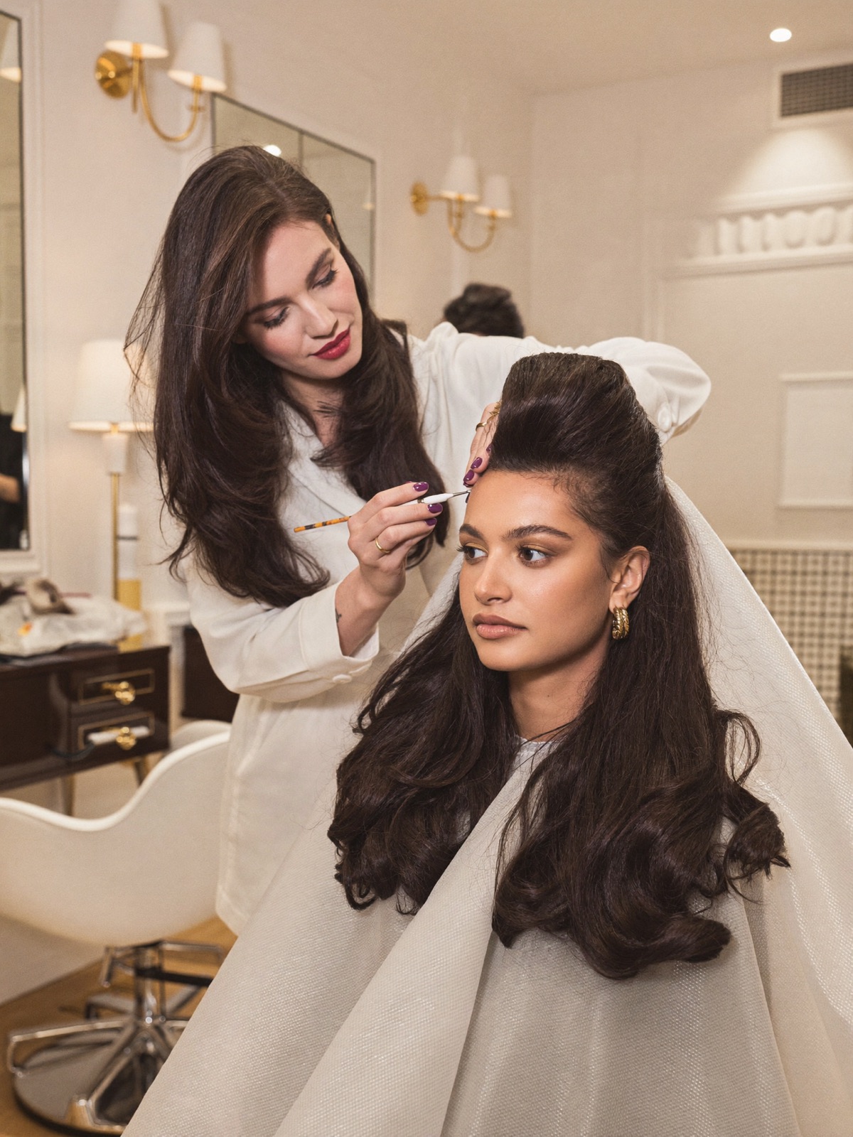 Estilista profesional aplicando extensiones de pelo en salón de belleza de lujo