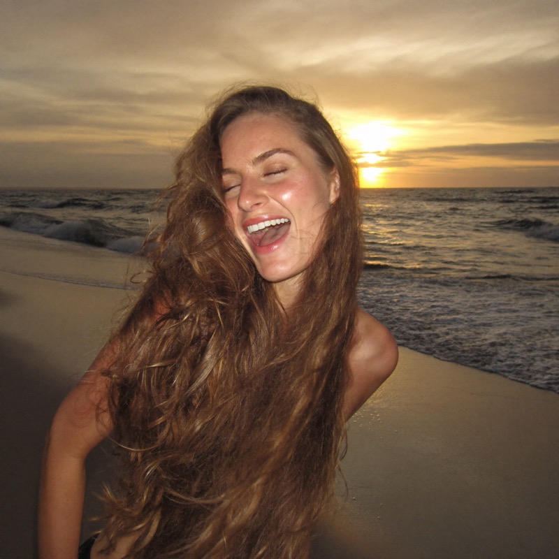Clienta con extensiones de pelo en la playa